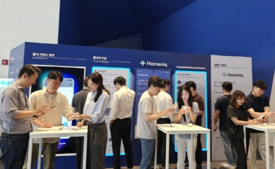 지난해 8월 '래미안 더 넥스트' 행사 현장을 찾은 방문객이 홈닉 서비스를 체험하고 있다. <삼성물산 제공>